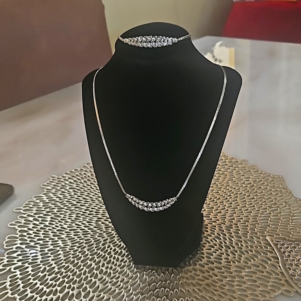 Necklace and bracelet with stones gold toned comes as a set